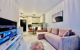 Palfi Apartment With Garden & Parking